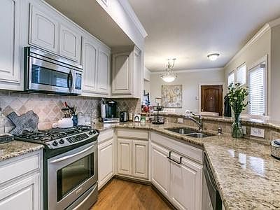 Another kitchen photo.