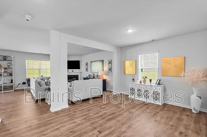 4 bed, 3.5 bath, 3108 sqft, $3,325 — Photo 3