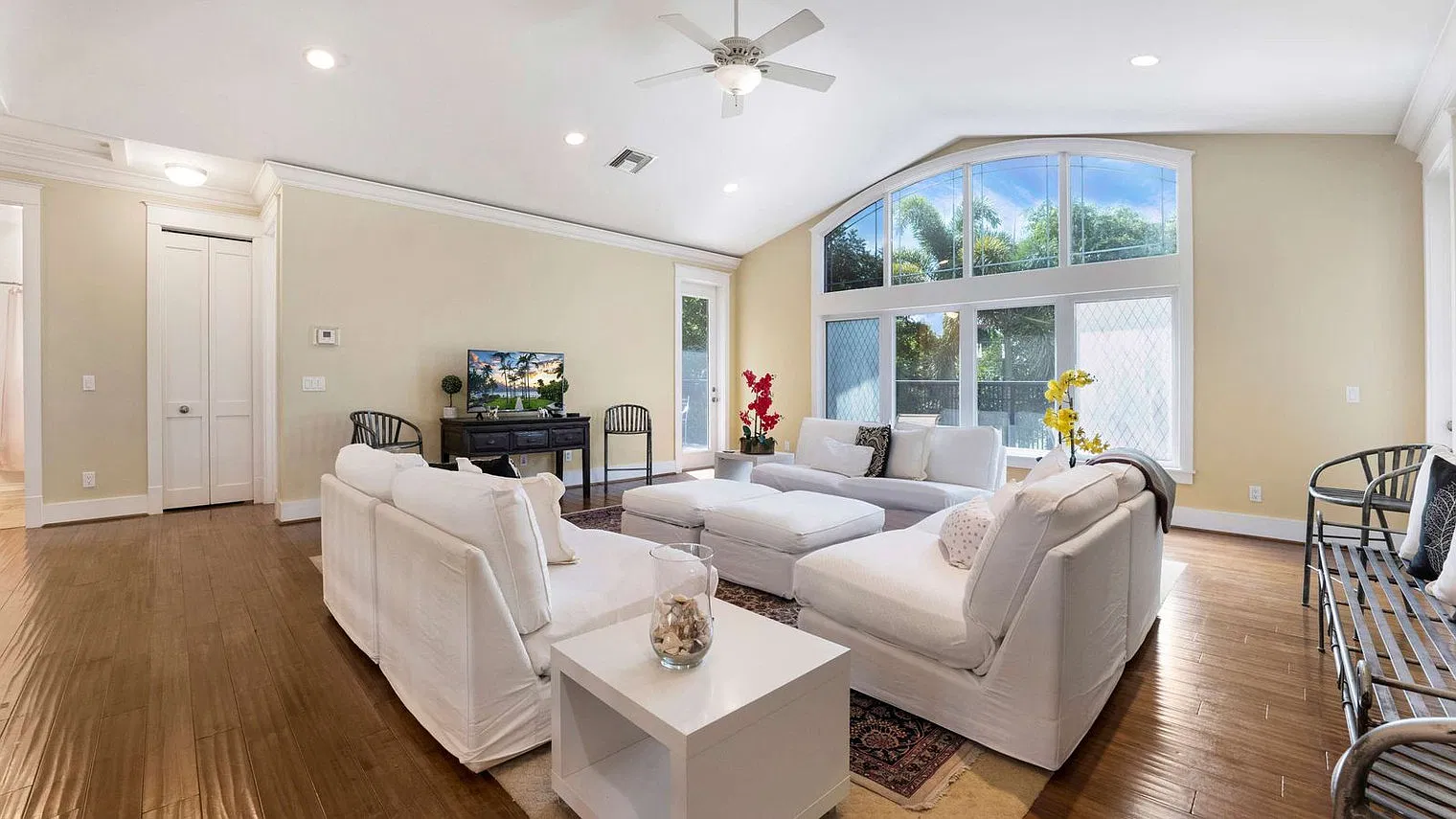 5 bed, 5.0 bath, 4994 sqft, $10,351 — Photo 3