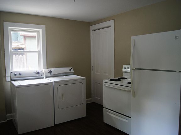 Kitchen with Washer / Dryer