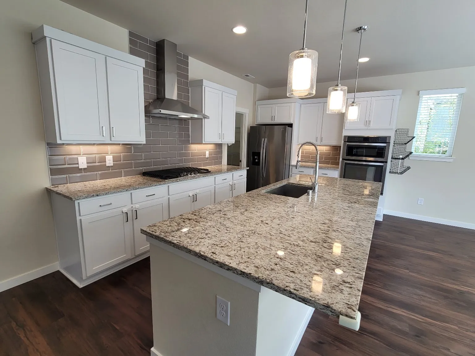 4 bed, 2703 sqft, $3,595 — Photo 4