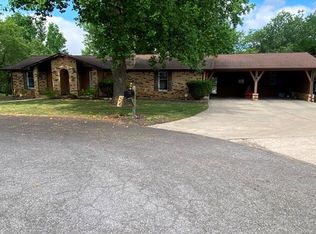 902 Cottonwood Ln, Dexter, MO 63841