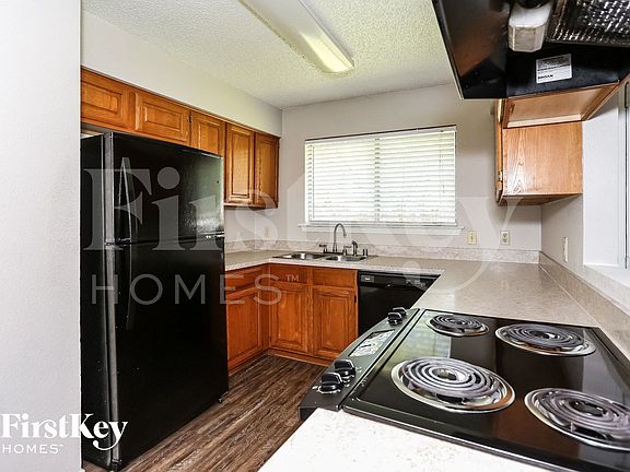 5th image of 1701 Oxford Dr