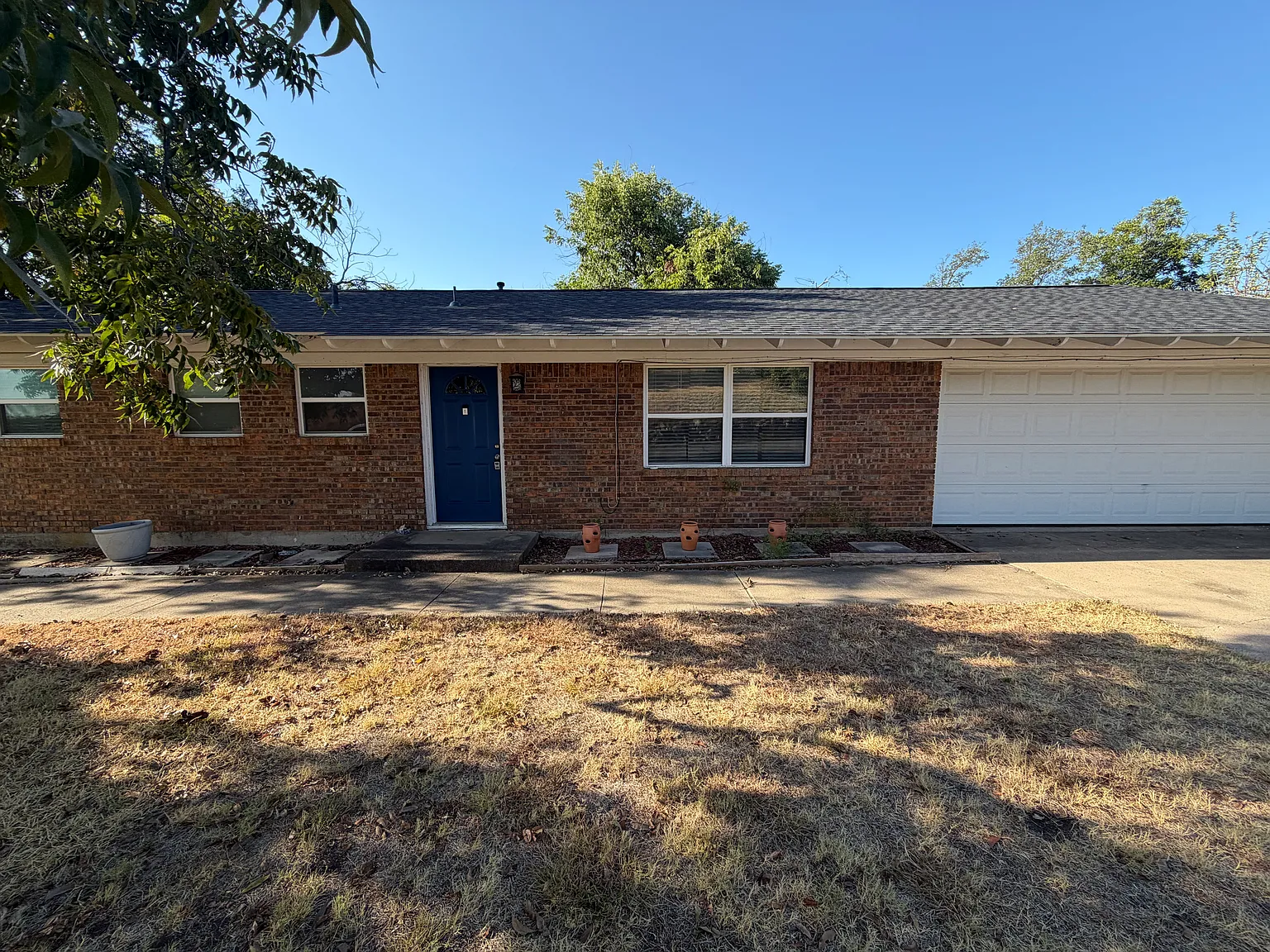 3 bed, 1.5 bath, 1350 sqft, $1,900 — Photo 2