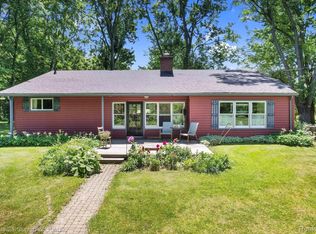 415 W Predmore Rd, Oakland, MI 48363