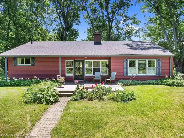 415 W Predmore Rd, Oakland, MI 48363