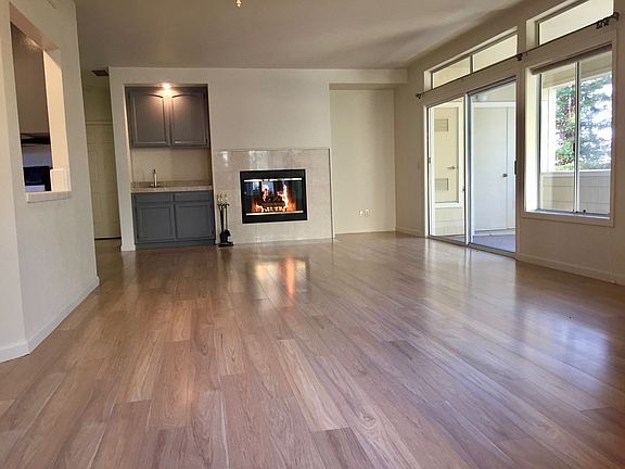 LR w/ Gas Fireplace