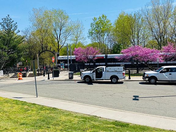 Train station 4 minutes walk I the park