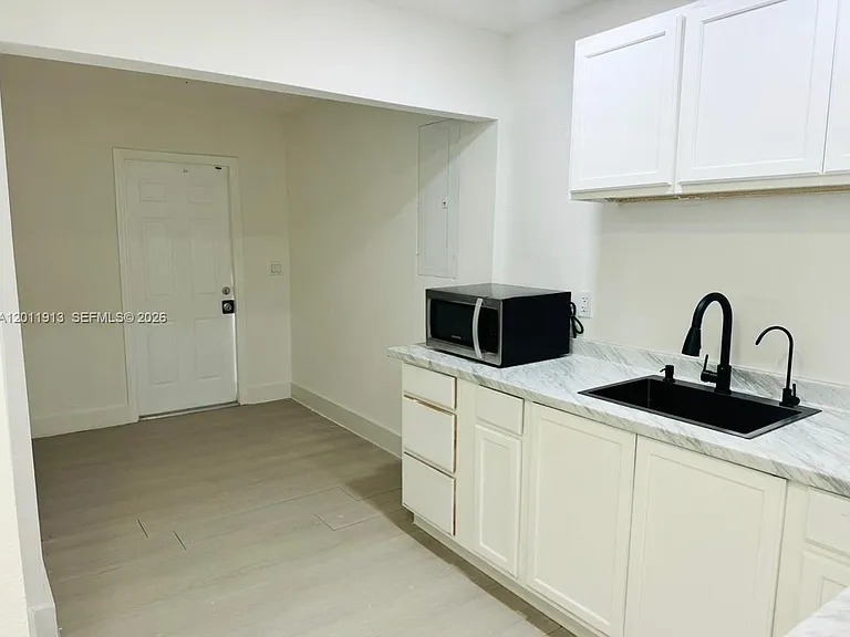 75 SW 18th Ave — Photo 9