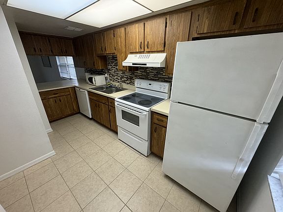 3rd image of 1010 Pine Tree Dr #1-201-1