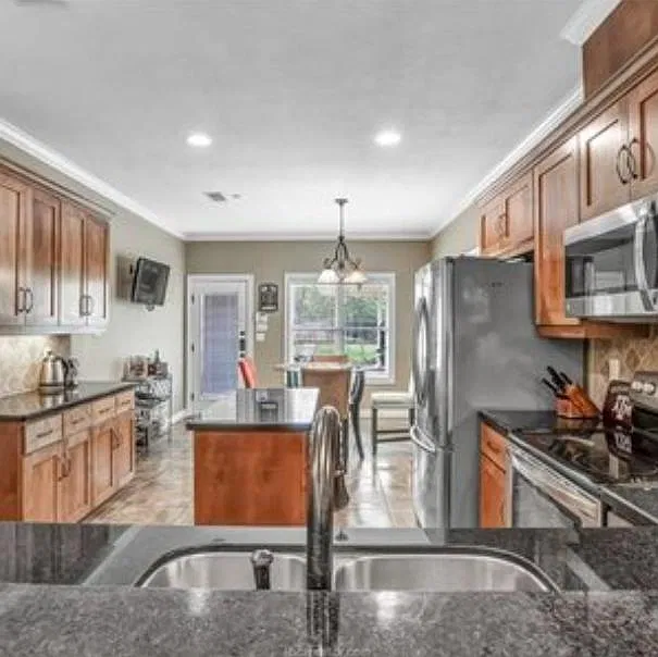 4 bed, 4.5 bath, 2037 sqft, $4,120 — Photo 2