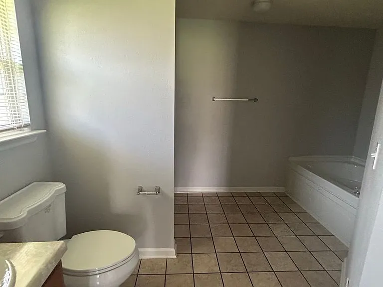 114 Amsterdam Pl — Photo 21