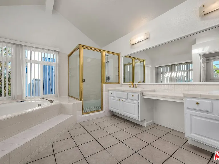 7513 W 83rd St — Photo 32