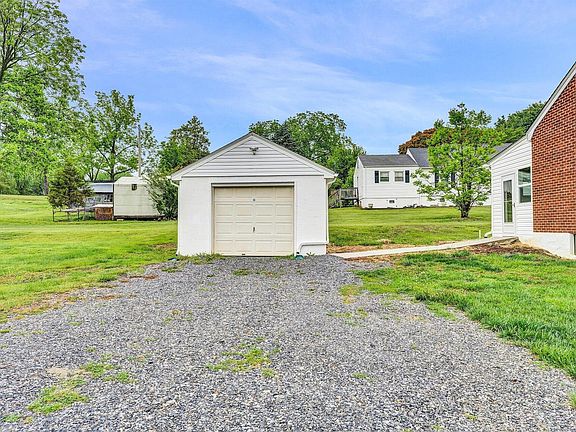 3rd image of 1029 Yeatts Ln