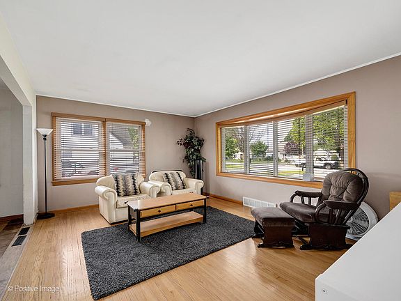 3rd image of 667 N Lombard Ave