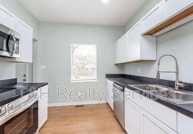 326 Jefferson Ave — Photo 10
