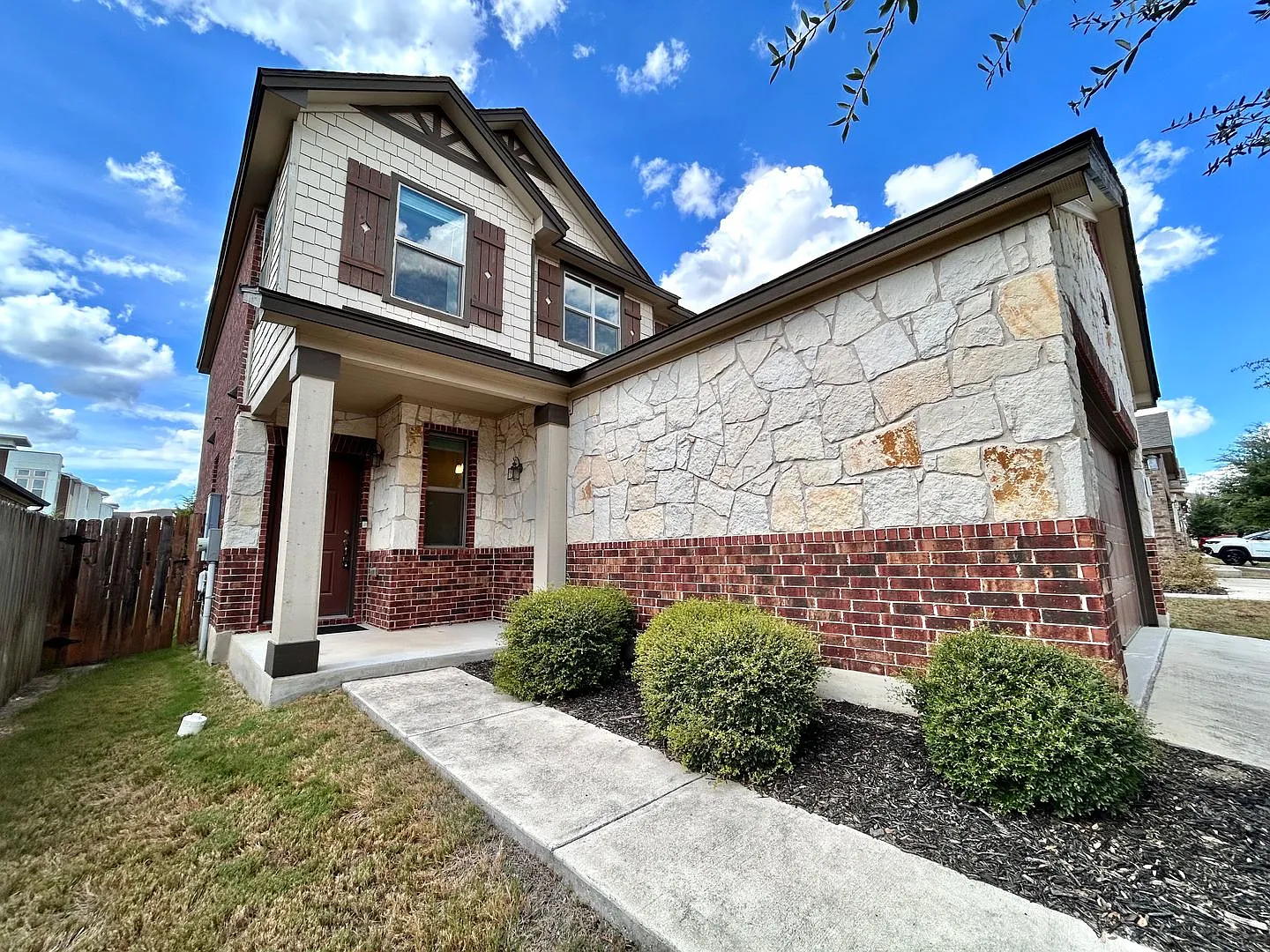 Spacious 3BR/2.5BA Home with 2-Car Garage in Round Rock — Photo 3