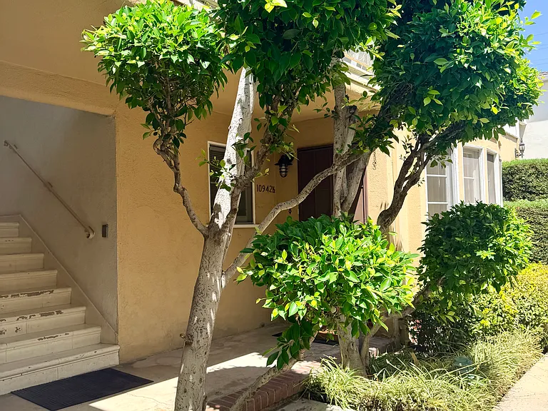 10942 Moorpark St — Photo 3
