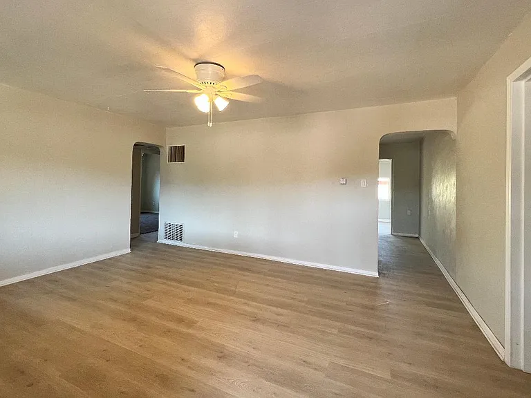 433 General Somervell St NE — Photo 3