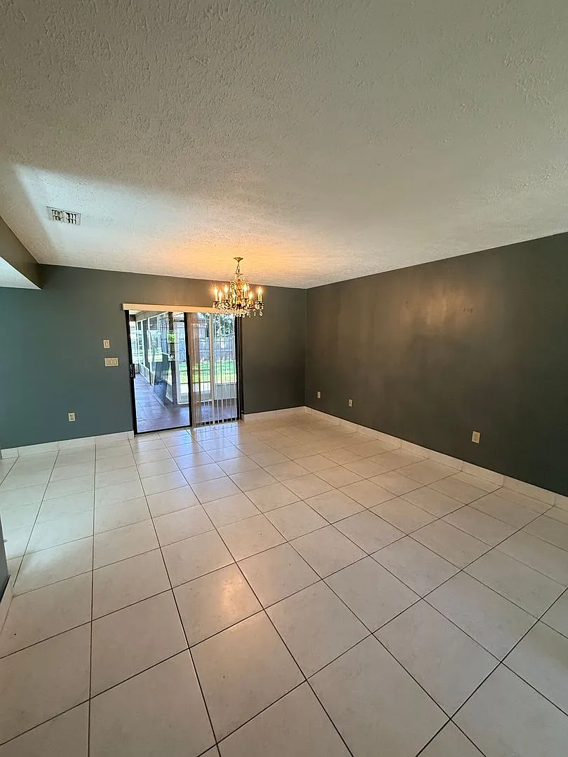 3-Bedroom, 2.5 Bath Single Family for Rent in Clearwater, FL| Modern Kitchen | Fenced backyard — Photo 4