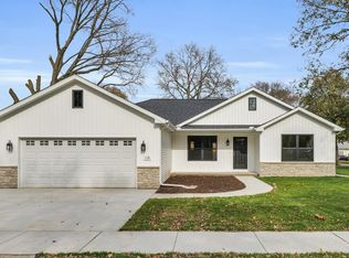 118 E Bond St, Monticello, IL 61856