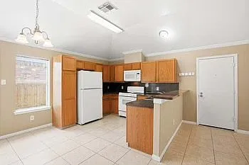 Beautiful 3-Bedroom Home in Sugar Land, TX | Car Garage & Fenced Backyard — Photo 4