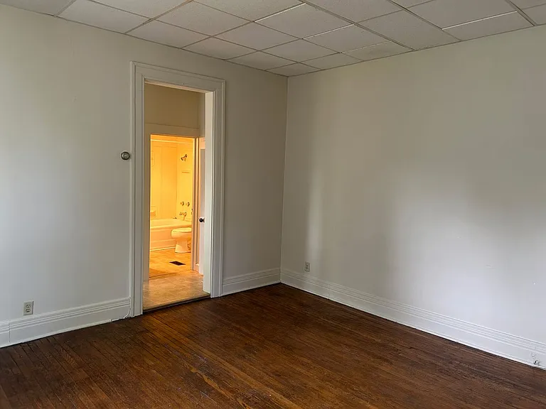 429 W Charles St — Photo 10