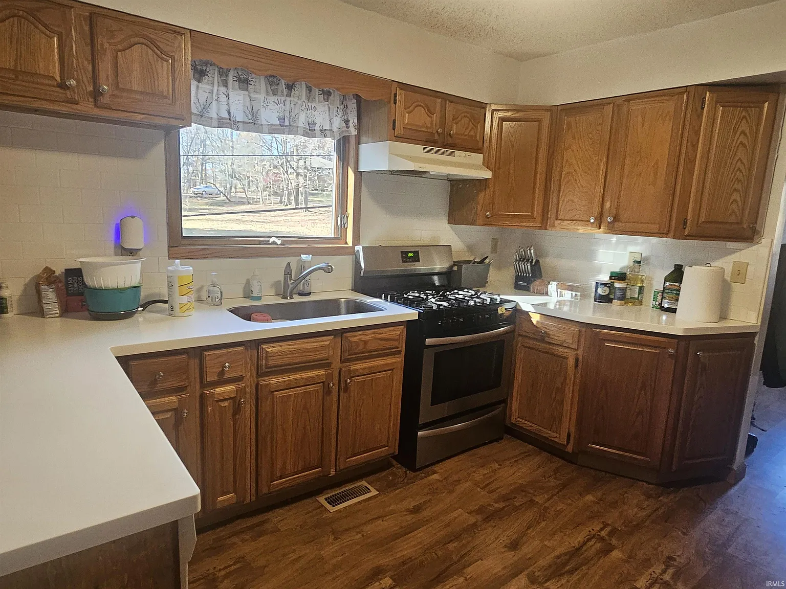4 bed, 2.0 bath, 2096 sqft, $2,500 — Photo 2