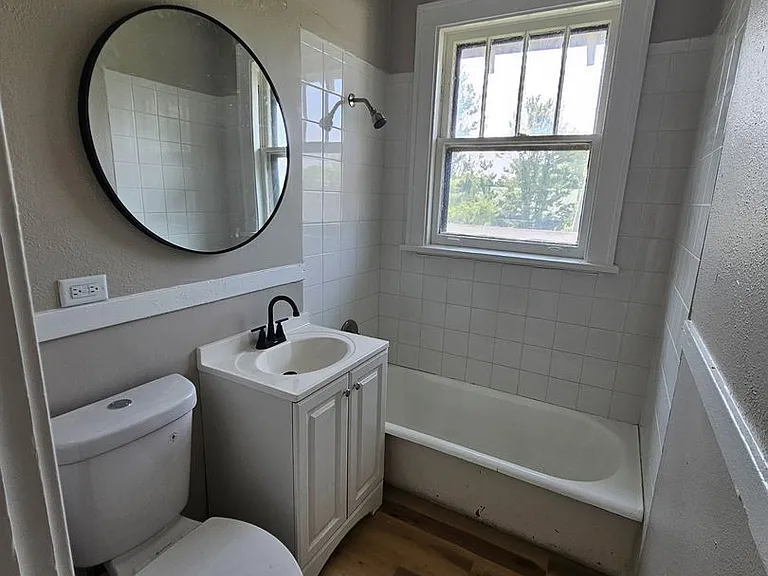 2405 Battery St #B — Photo 11