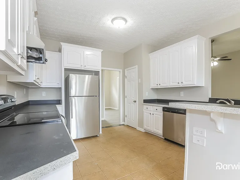 303 Laurel Ct — Photo 3