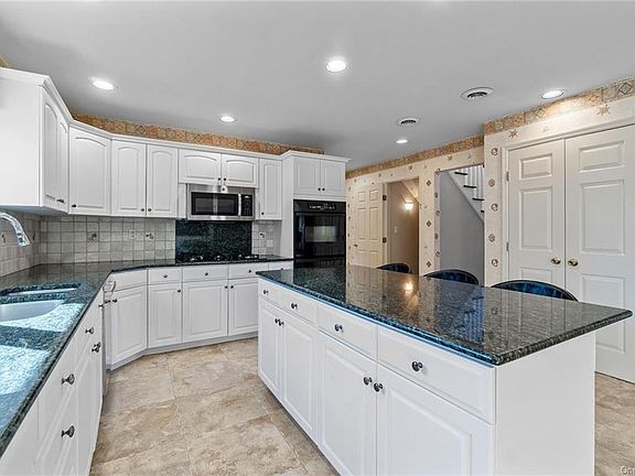5th image of 21 Lowell Dr