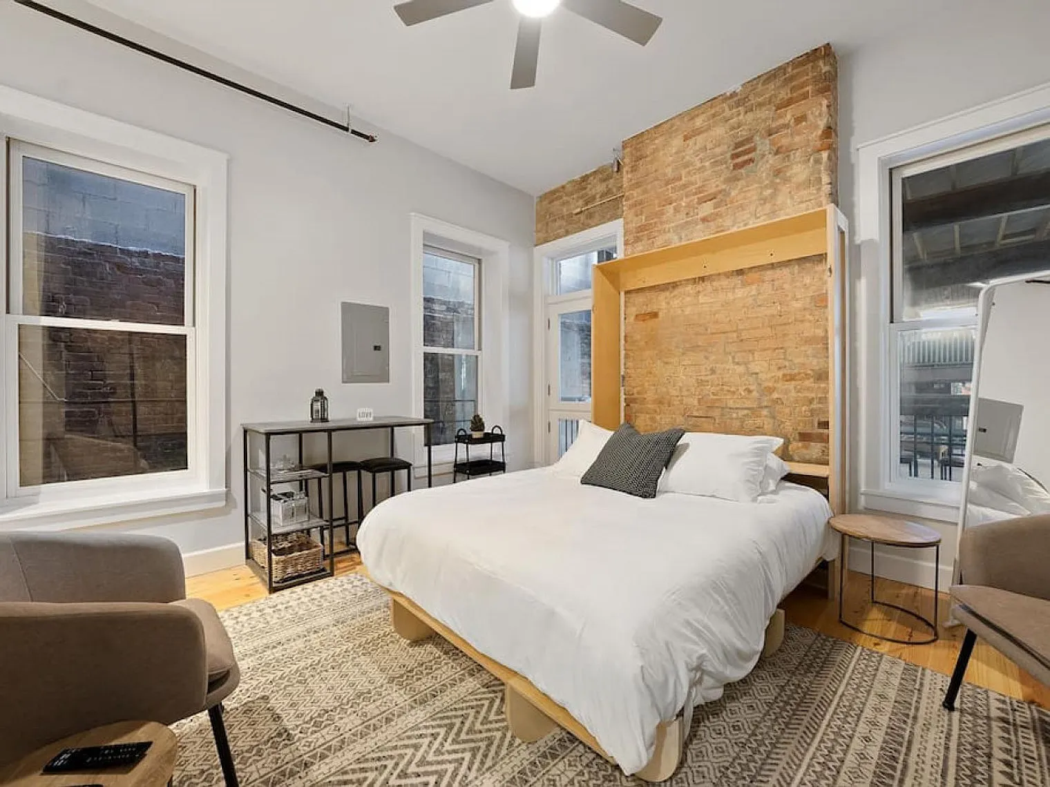 1 bed, 1.0 bath, 710 sqft, $1,977 — Photo 1