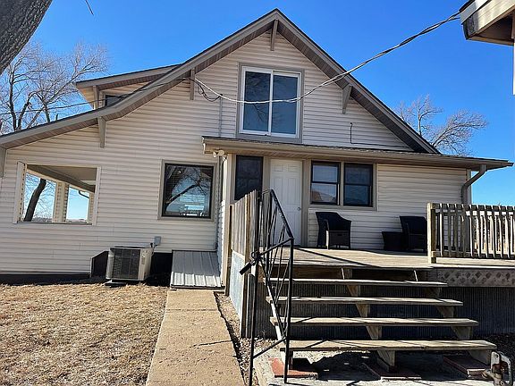 Side house, door to kitchen