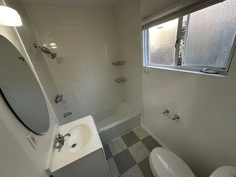 1177 N Hoover St #3/4 — Photo 17
