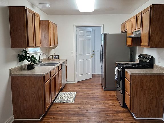 4th image of 905 Henderson St