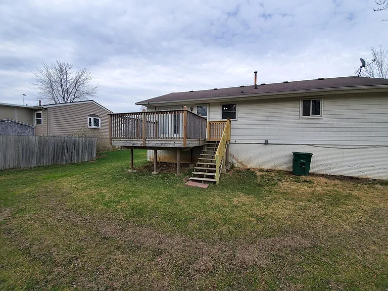 9060 Oakwood Dr — Photo 2