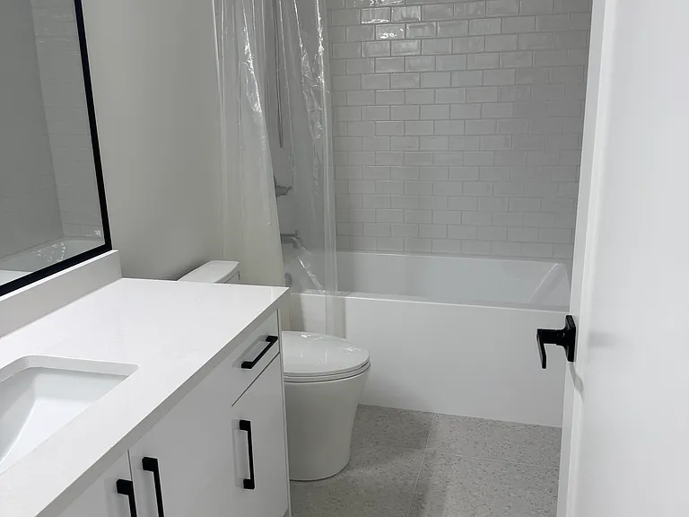 6477 Summit Cres #B — Photo 7