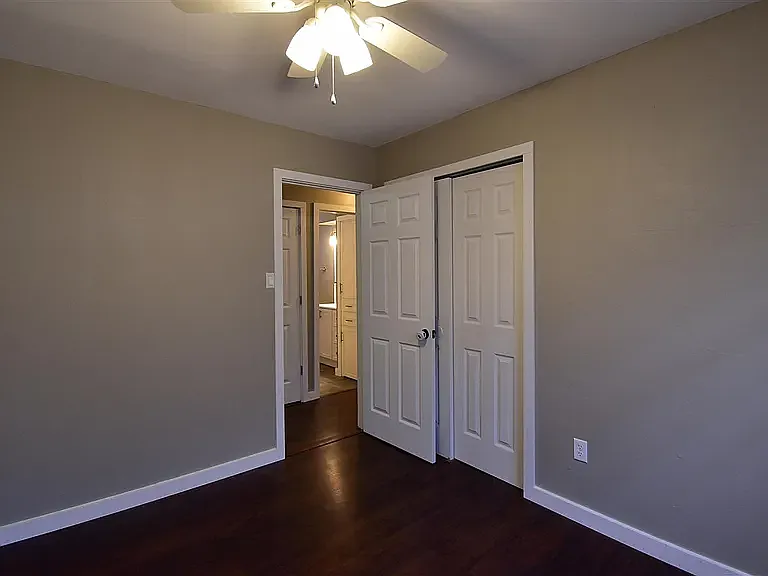 123 SE Surrey Ln — Photo 8