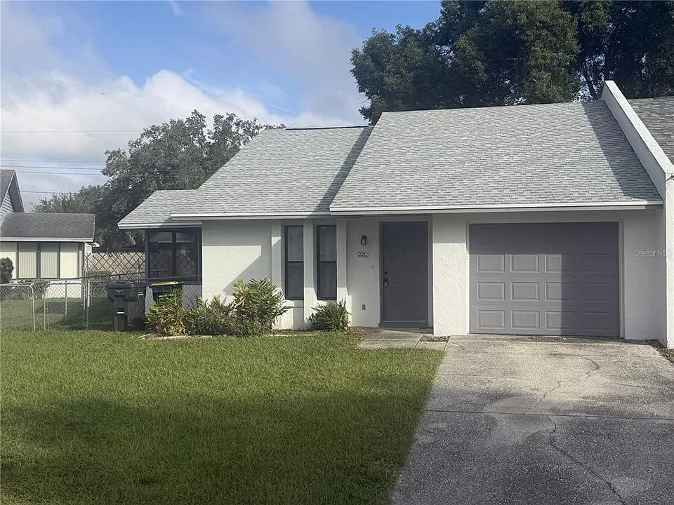 220 Village Crest Ct