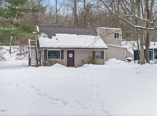 147 Beach Rd, Halfmoon, NY 12065
