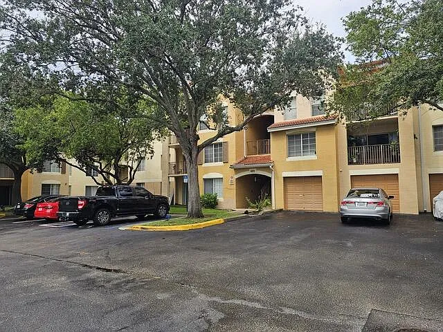 2 bed, 2.0 bath, 1060 sqft, $1,999 — Photo 2