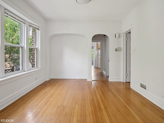 3rd image of 1240 W Glenlake Ave