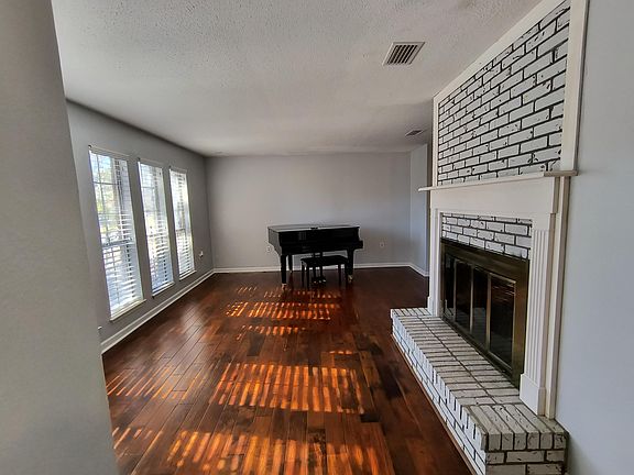 4th image of 333 Shannon Ct NW