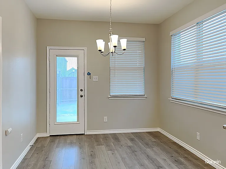 2337 Larimar Dr — Photo 5