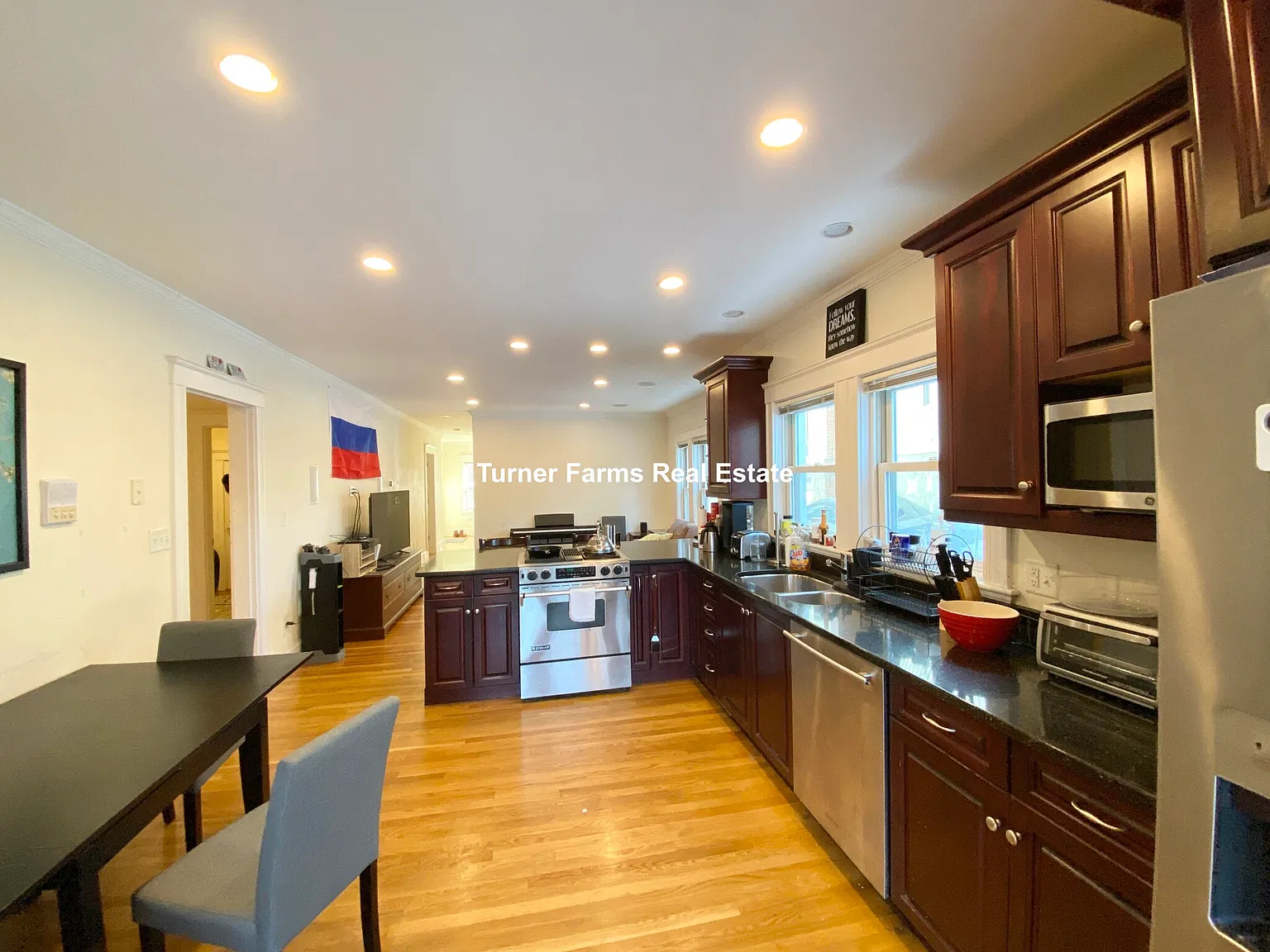 15 Sunset St — Photo 1