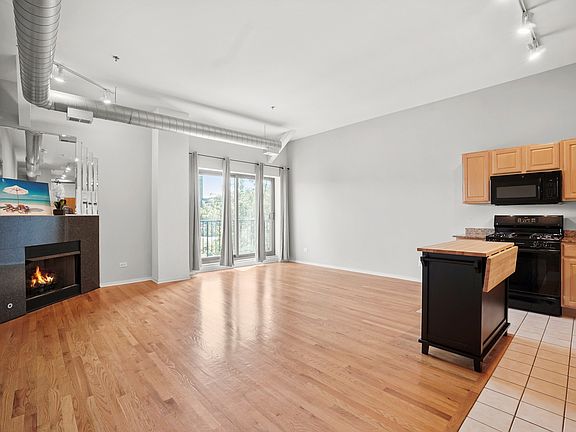 4th image of 1000 E 53rd St Unit 323