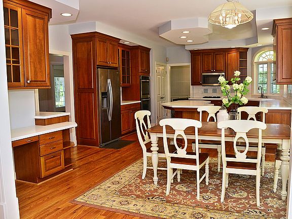 4th image of 17 Crownwood Cir