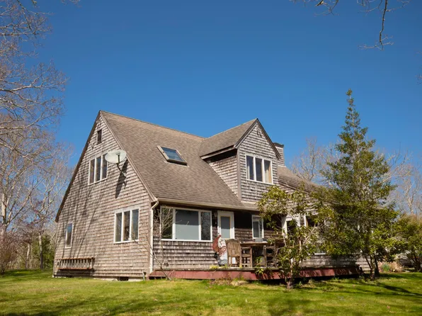 19 Quantapog Rd, Oak Bluffs, MA 02557