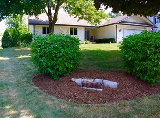 1016 Eton Ct, Hartland, WI 53029