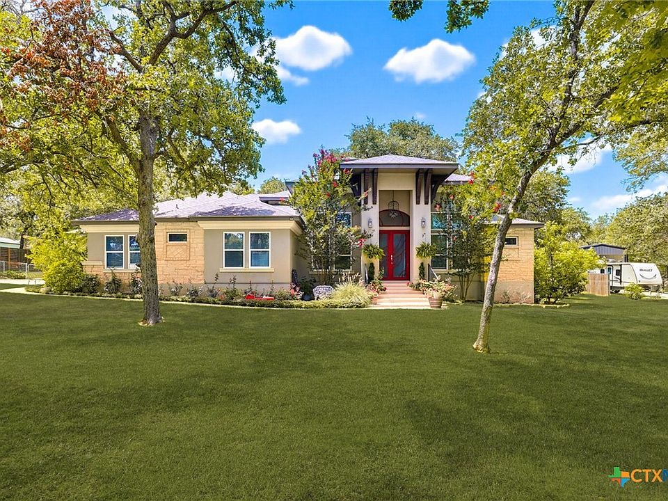 1st image of 300 Cibolo Ridge Dr
